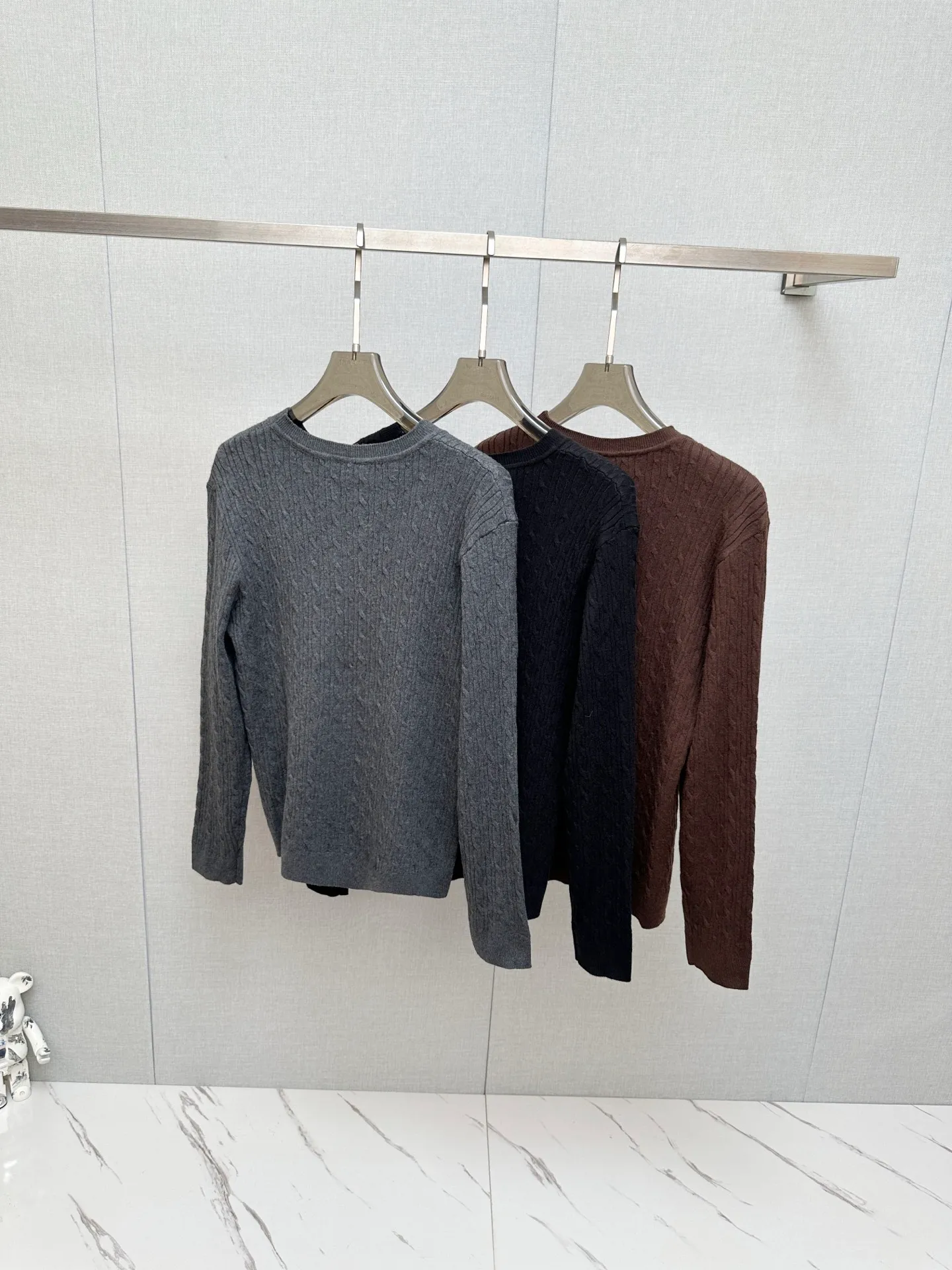 LP New Arrival sweater with logo design on the chest! Trading company channels are rare and available on the official website simultaneously! Autumn and winter Series Classic design! This sweater is made of imported knitted wool! The soft and dense terry texture makes Breathable close to the skin and comfortable to wear. The colors are beautiful, eye-catching and fashionable. The unique patterns will definitely make you stand out in the crowd! Casual cut design! The upper body effect is age-reducing and Versatile, making it easy to wear for daily casual wear. Size:L-4XL